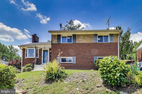 Exterior, Facade, Brick Facade, Raised Ranch