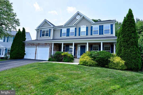 Attached, Exterior, Facade, Farmhouse