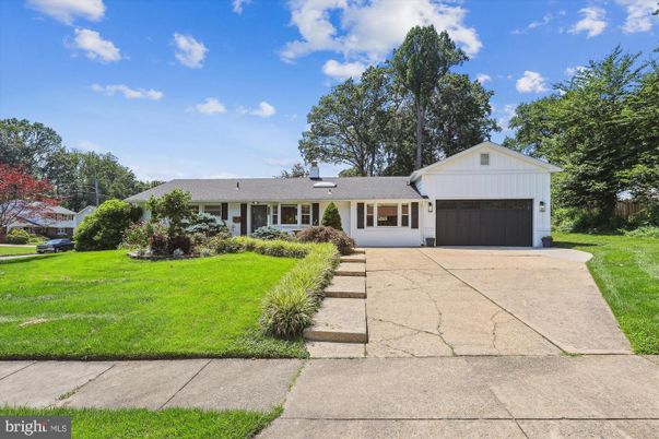 Attached, Exterior, Facade, Ranch