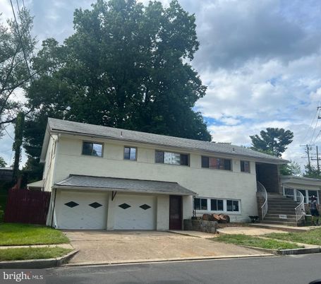 Attached, Exterior, Facade, Raised Ranch