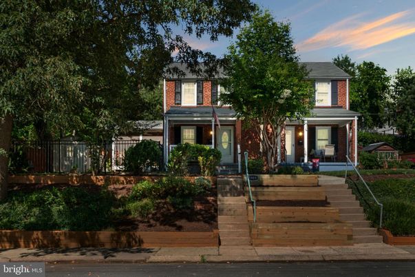 Exterior, Facade, Brick Facade, American Foursquare