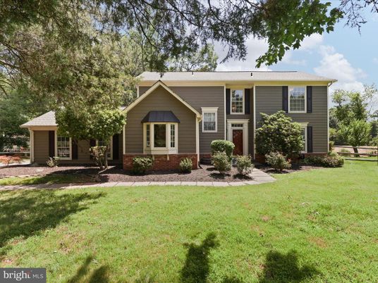 Exterior, Facade, Raised Ranch