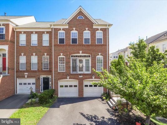 Attached, Exterior, Facade, Brick Facade, Georgian