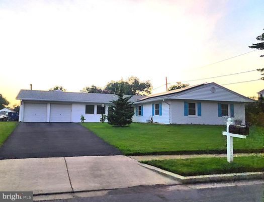 Attached, Exterior, Facade, Ranch