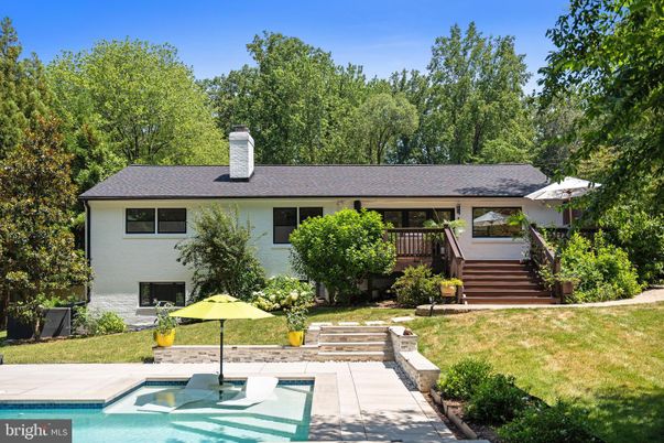 Exterior, Facade, Pool, Split Level