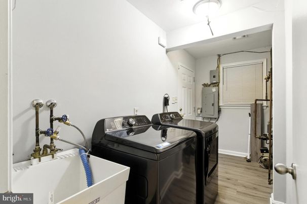 Interior, Washer, Wood Texture Flooring
