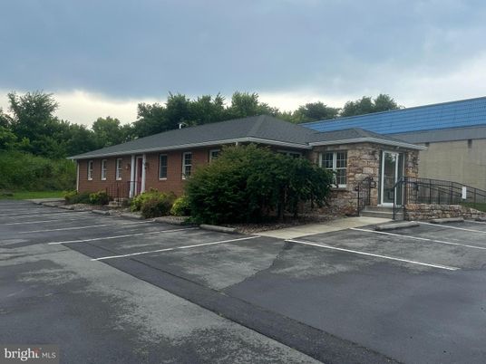 Exterior, Facade, Brick Facade, Ranch