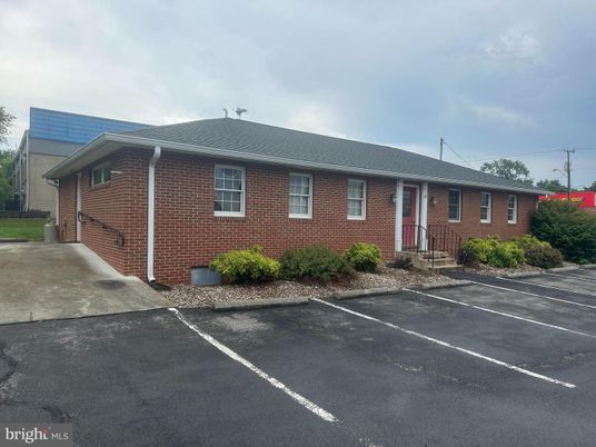 Exterior, Facade, Brick Facade, Ranch