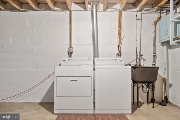 Interior, Utility Closets, Washer, Wood Texture Flooring