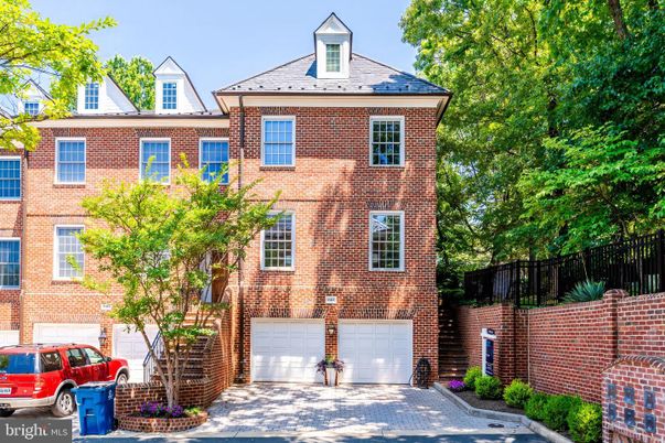 Attached, Exterior, Facade, Brick Facade, Georgian