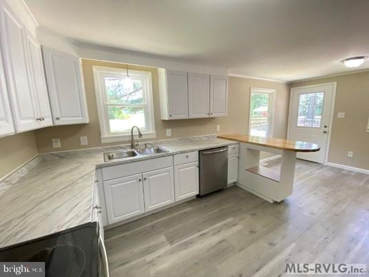 Interior, Kitchen, Pendant Lights, Wood Texture Flooring