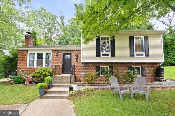 Exterior, Facade, Brick Facade, Raised Ranch