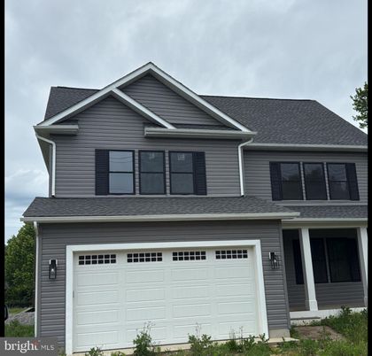 Attached, Exterior, Facade, Farmhouse