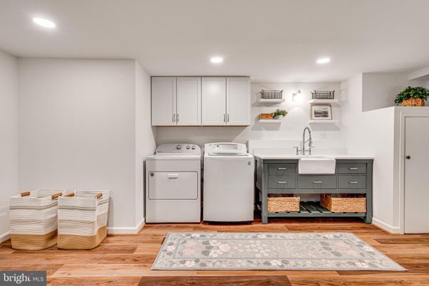 Interior, Recessed Lighting, Washer, Wood Texture Flooring