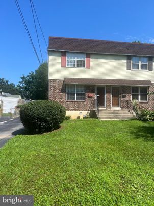 Exterior, Facade, Brick Facade, Raised Ranch