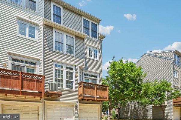 Attached, Exterior, Facade, Rowhouse