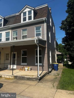 Exterior, Facade, American Foursquare