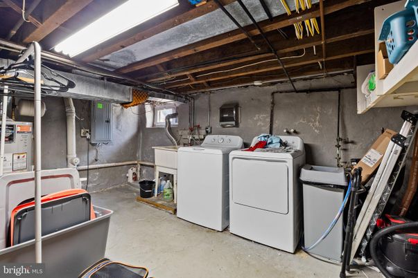 Interior, Washer, Wooden Beams