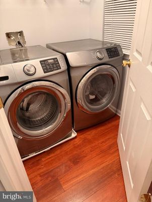 Interior, Washer, Wood Texture Flooring