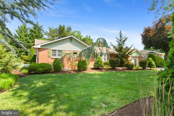 Backyard, Exterior, Facade, Brick Facade, Ranch