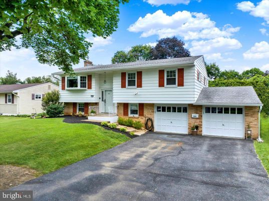Attached, Exterior, Facade, Raised Ranch