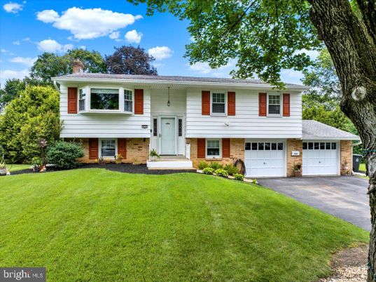 Attached, Exterior, Facade, Brick Facade, Raised Ranch