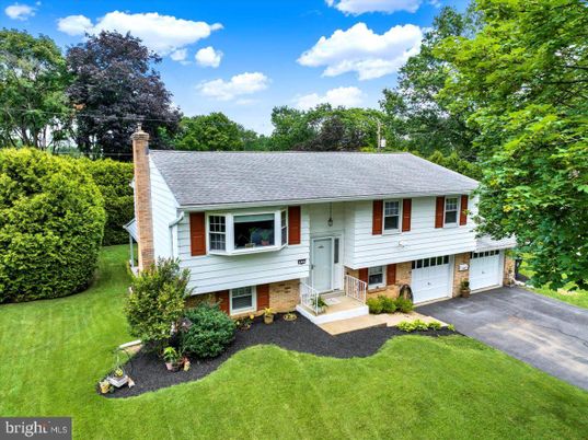 Attached, Exterior, Facade, Raised Ranch