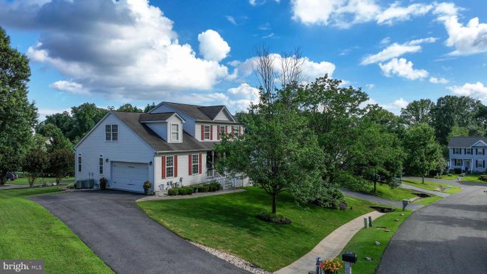 Attached, Exterior, Facade, Farmhouse