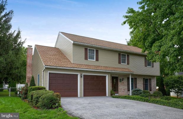 Attached, Exterior, Facade, Brick Facade, Split Level