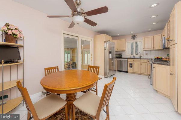 Dining room, Interior, Kitchen, Recessed Lighting, Stainless Steel Appliances