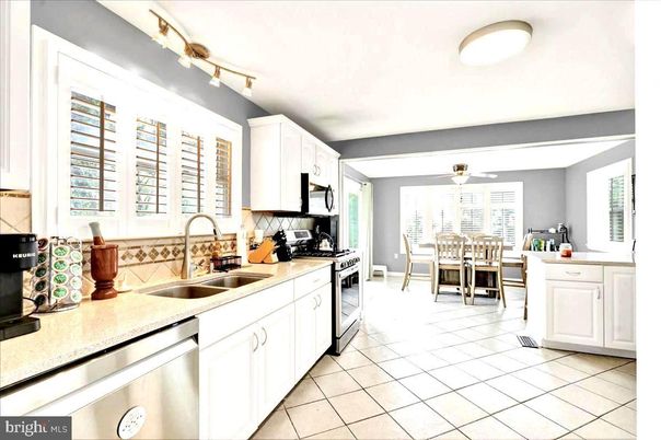 Chandelier, Dining room, Interior, Kitchen, Stainless Steel Appliances