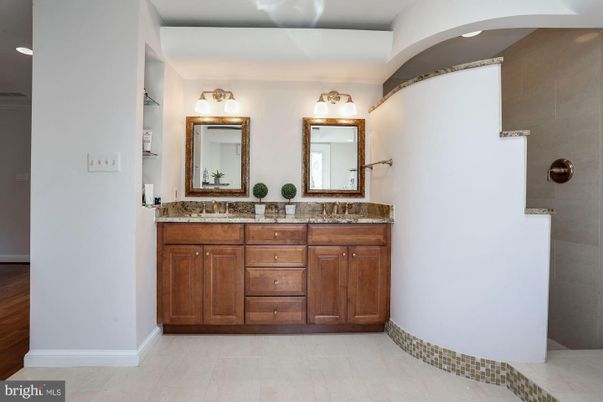 Bathroom, Dual Sink Vanities, Interior, Recessed Lighting