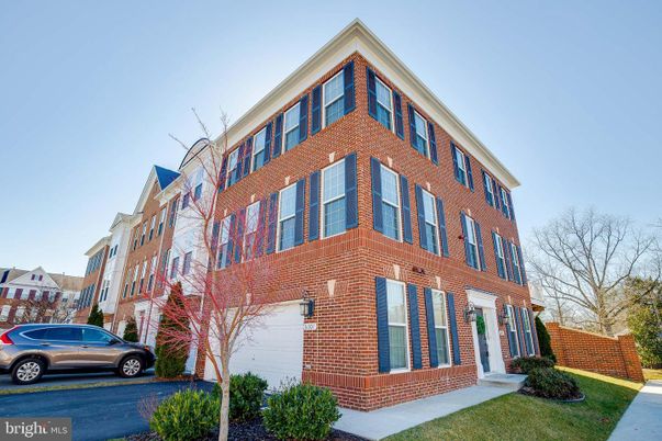 Attached, Exterior, Facade, Brick Facade, Chicago School