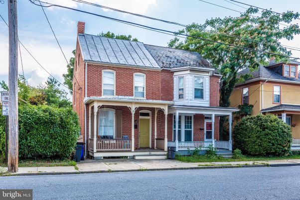 Exterior, Facade, Brick Facade, Queen Anne Victorian