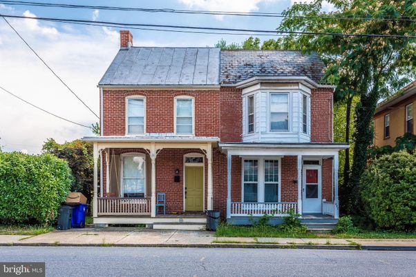 Exterior, Facade, Brick Facade, American Foursquare