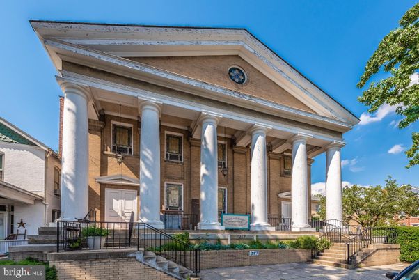 Exterior, Facade, Brick Facade, American Foursquare