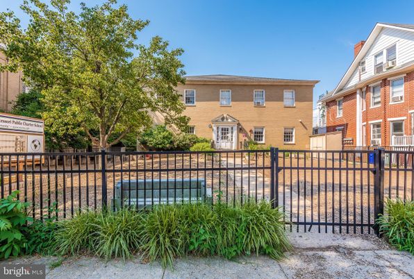 Exterior, Facade, Pool, Rowhouse