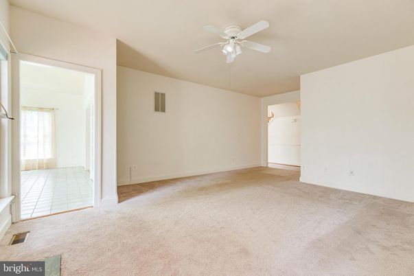 Empty room, Interior