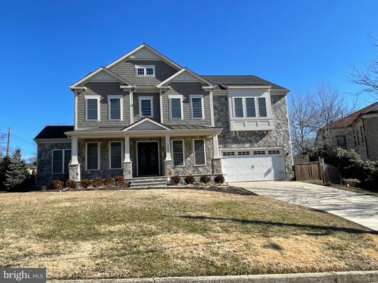 Attached, Exterior, Facade, American Craftsman