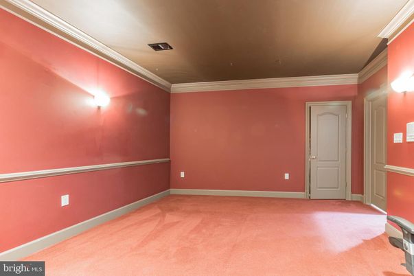 Empty room, Interior