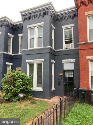 Exterior, Facade, Rowhouse