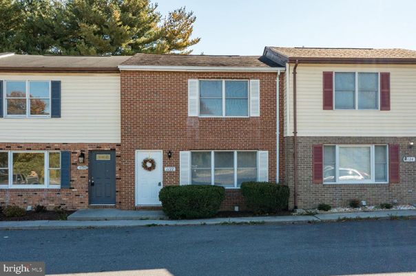 Exterior, Facade, Brick Facade, Rowhouse