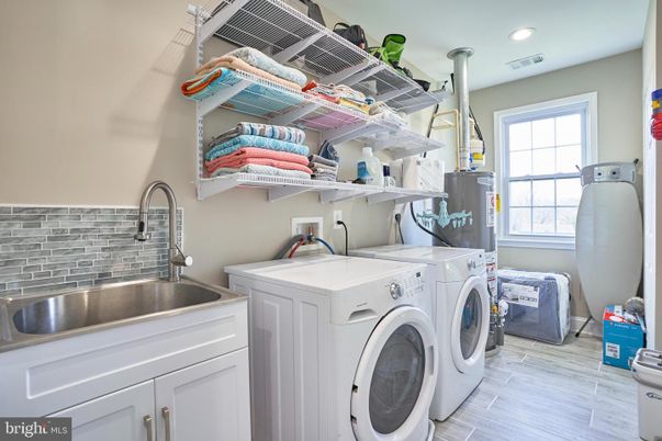 Interior, Recessed Lighting, Washer, Wood Texture Flooring