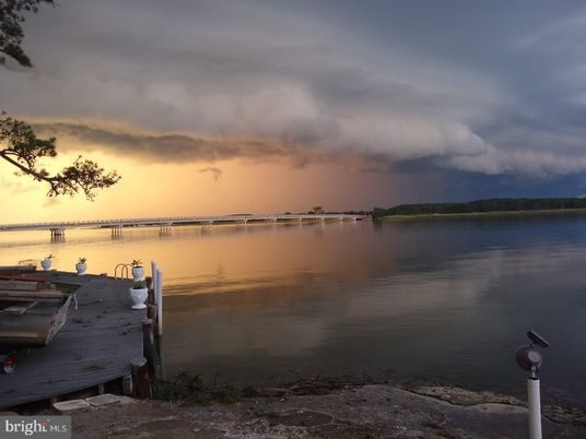 Exterior, Lake