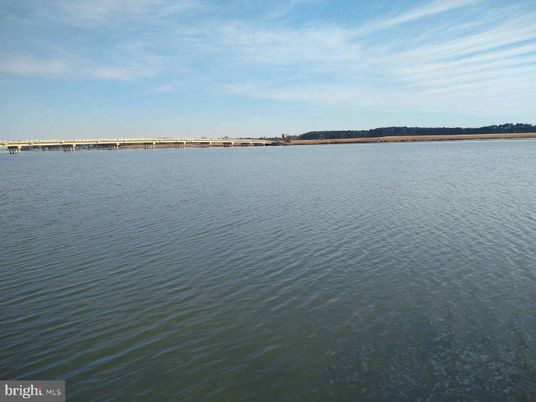 Exterior, Lake