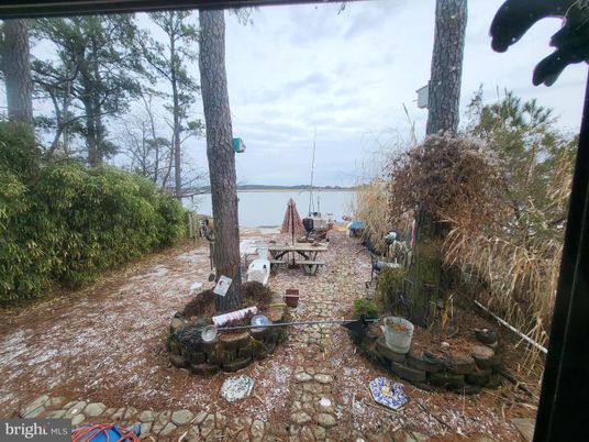 Exterior, Lake