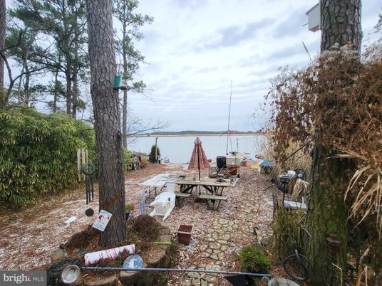 Exterior, Lake
