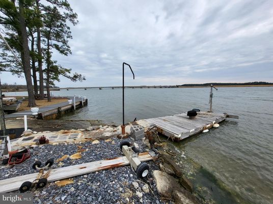 Exterior, Lake