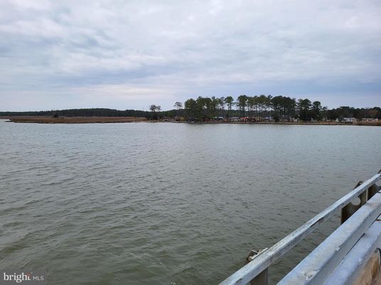 Exterior, Lake