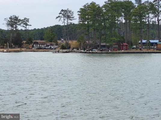 Exterior, Lake